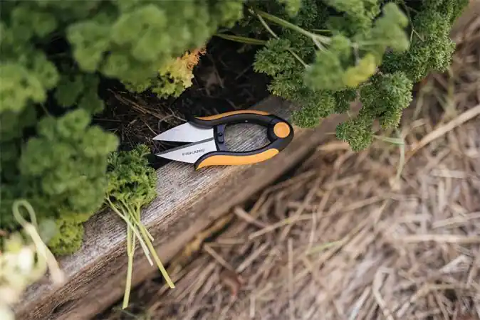 Nůžky na bylinky "Solid SP220", černá - oranžová, 13 cm, FISKARS 1063326 OFERTA office vše pro kancelář Nejprodávanější